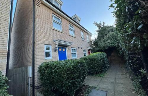 Wellingborough Casa | Modern TownHouse - 3 bed 2.5 bath 2 Private Gated Parking