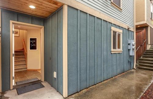 North Beacon Hill Casa | Modern Townhouse near DT Seattle & Stadium Parking