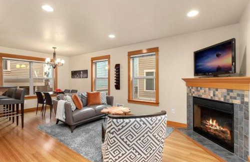 North Beacon Hill Casa | Modern Townhouse near DT Seattle & Stadium Parking