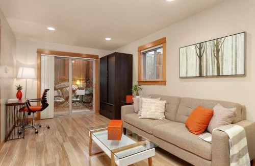 North Beacon Hill Casa | Modern Townhouse near DT Seattle & Stadium Parking