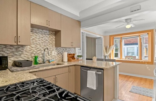 Dearborn Casa | Modern Townhouse Near Everything Shopping Center