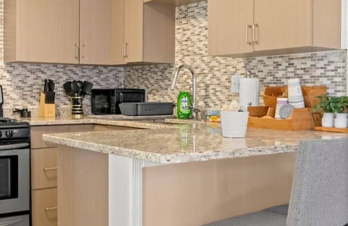 Dearborn Casa | Modern Townhouse Near Everything Shopping Center