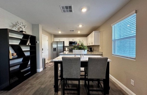Enterprise Casa | Modern Townhouse Retreat, Cozy & Convenient