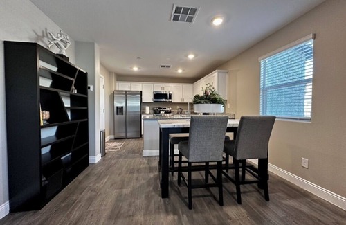 Enterprise Casa | Modern Townhouse Retreat, Cozy & Convenient