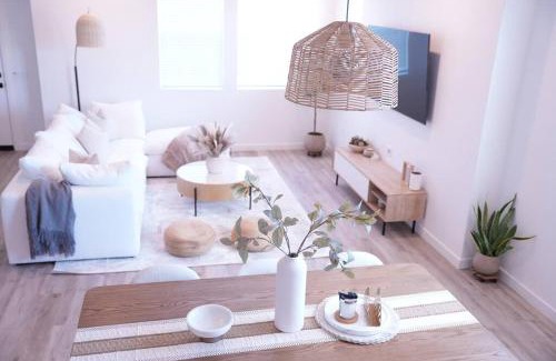 Ventura Apartamento | Modern Townhouse with Mountain View near Ventura Beach
