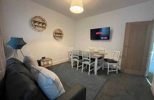 Margam Apartamento | Modern Tree View House- TV in every Bedroom!