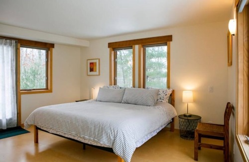 Merrillan Cabina | modern “treehouse” retreat for friends & family