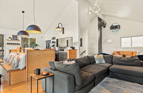 Arrowhead Villas Casa | Modern Treetop Cabin by Lake Arrowhead Village