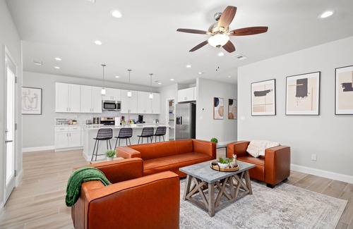 Cedar Crest Casa | Modern Tropical 5 BR/8 BEDS Home in Heart of Dallas