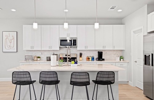 Cedar Crest Casa | Modern Tropical 5 BR/8 BEDS Home in Heart of Dallas