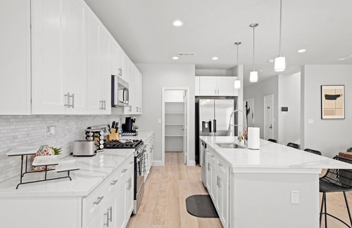 Cedar Crest Casa | Modern Tropical 5 BR/8 BEDS Home in Heart of Dallas