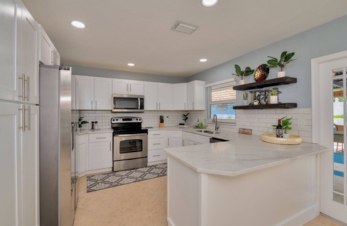 Boynton Beach Casa | Modern Tropical 5 bd, 4 bath, heated pool, Mini Golf, tiki hut, outdoor bar