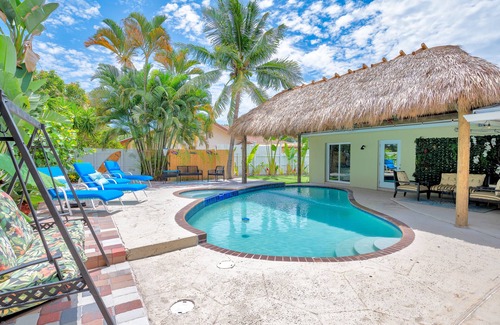 Boynton Beach Casa | Modern Tropical 5 bd, 4 bath, heated pool, Mini Golf, tiki hut, outdoor bar