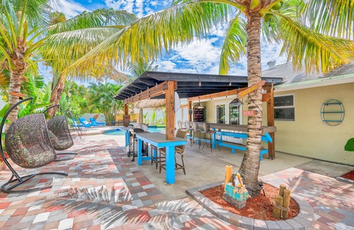Boynton Beach Casa | Modern Tropical 5 bd, 4 bath, heated pool, Mini Golf, tiki hut, outdoor bar