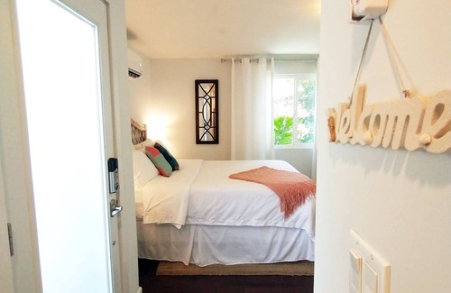 South Wrigley Casa | Moderno estudio tropical con jacuzzi privado