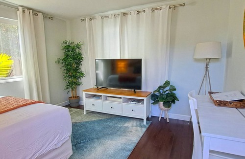 South Wrigley Casa | Moderno estudio tropical con jacuzzi privado