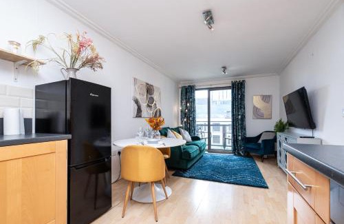 East Acton Apartamento | Modern two bed two bath opposite tube station