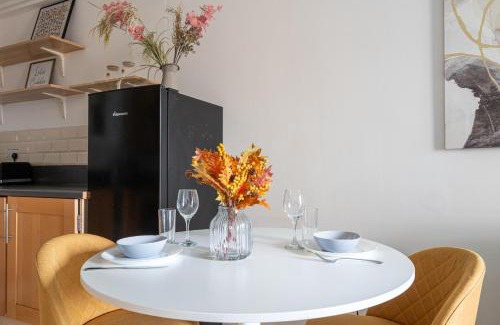 East Acton Apartamento | Modern two bed two bath opposite tube station