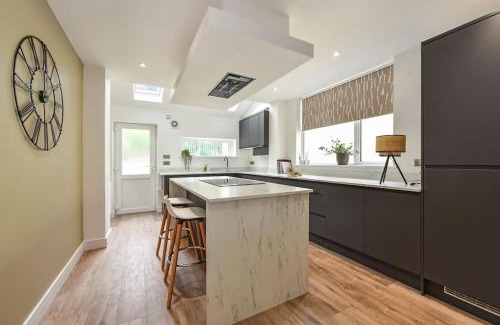 Roath Apartamento | Modern Two Bed with En-Suites and Private Parking