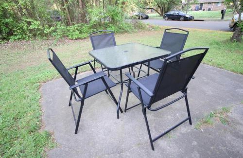 McAlpine Apartamento | Modern Two BR Townhome, Workspace, Free Parking and Wi-Fi
