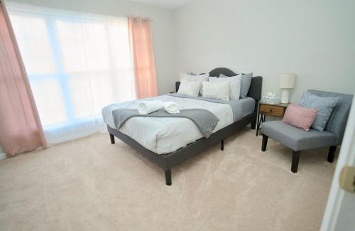 McAlpine Apartamento | Modern Two BR Townhome, Workspace, Free Parking and Wi-Fi