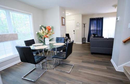 McAlpine Apartamento | Modern Two BR Townhome, Workspace, Free Parking and Wi-Fi