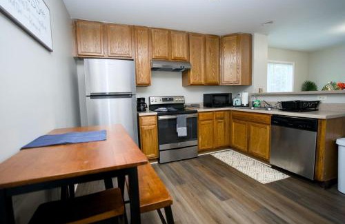 McAlpine Apartamento | Modern Two BR Townhome, Workspace, Free Parking and Wi-Fi