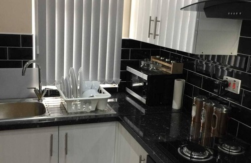 Harehills Casa | Modern Two Double Bed Full Entire House, Parking, WiFi