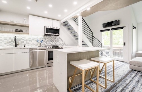 Whittier Condominio | Modern & Unique Pearl street condo