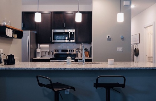 North Chesterfield Apartamento | Modern Unit in Historic Old Manchester.