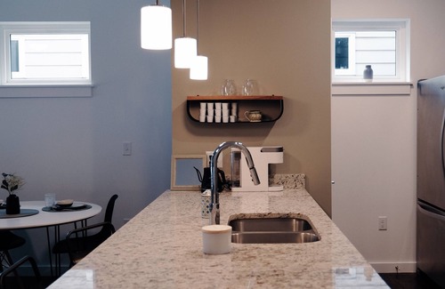 North Chesterfield Apartamento | Modern Unit in Historic Old Manchester.