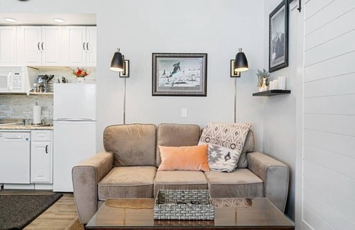 Boyne Falls Condominio | Modern updated Boyne Mountain studio condo in the Villa perfect for a small family or group