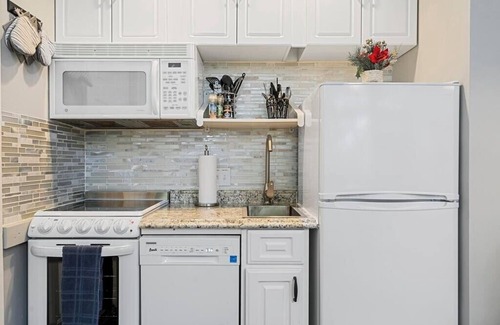 Boyne Falls Condominio | Modern updated Boyne Mountain studio condo in the Villa perfect for a small family or group