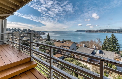 University Place Casa | Casa moderna y actualizada con vistas increíbles, dos salas de estar y una cocina completa