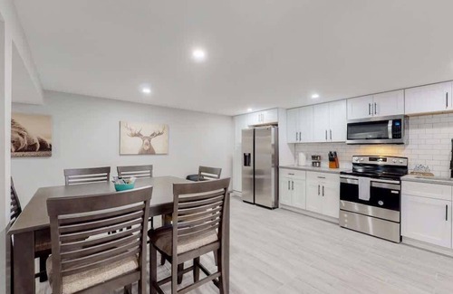 Southeast Casa | Modern & Updated Unit in Prime Location