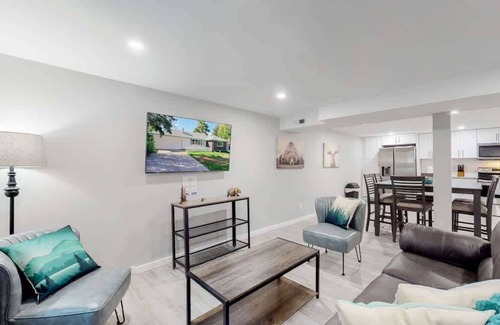 Southeast Casa | Modern & Updated Unit in Prime Location