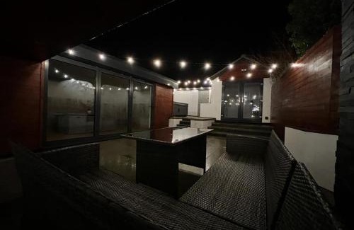 Roughton Casa | Modern upside down property with hot tub