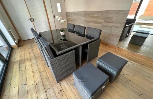 Roughton Casa | Modern upside down property with hot tub