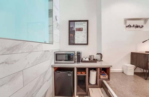 Little Italy Condominio | Modern Urban Row Home * Dog OK * AC