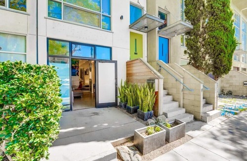 Little Italy Condominio | Modern Urban Row Home * Dog OK * AC