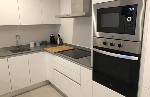 San Pedro del Pinatar Villa | Nueva villa moderna con piscina privada climatizada, bañera de hidromasaje, amplio solárium y wifi gratuito.