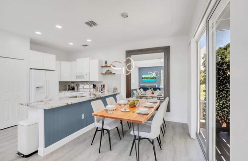 Windwood Bay Casa | Modern Vacation Home Minutes Away From The Parks
