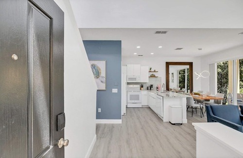 Windwood Bay Casa | Modern Vacation Home Minutes Away From The Parks