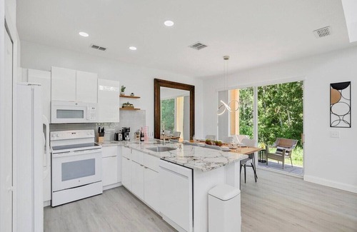 Windwood Bay Casa | Modern Vacation Home Minutes Away From The Parks
