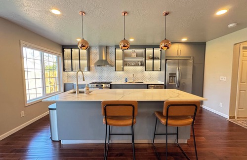 Albany Casa | Modern Vacation Home w/ hottub, pool table. Next to lovely park. Shopping nearby