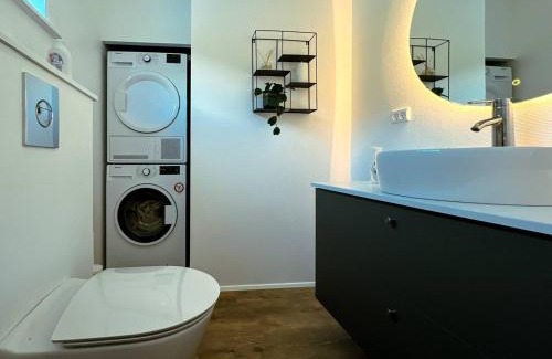 Frodba Casa | Modern Vacation Home With Hot Tub