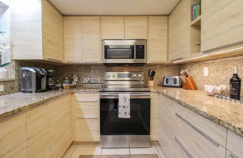 Sarasota Villa | Modern Vacation Resort Style 2 bedroom, 2 bath Villa just 4 miles to Siesta Key