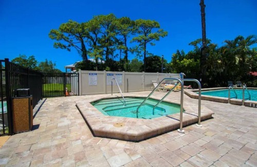 Sarasota Villa | Modern Vacation Resort Style 2 bedroom, 2 bath Villa just 4 miles to Siesta Key