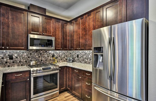 Hough Casa | ¡NUEVO! Moderno Vancouver Townhome - Justo en Main St!