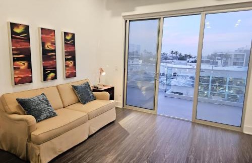 Hollywood Apartamento | Modern Venice Beach Stay - Walk to Marina & Boardwalk